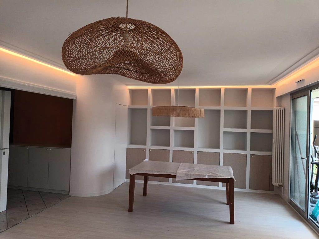 Rénovation et aménagement d’un séjour avec Couleurs & Revêtement, Tilia Intérieur et Duperray Agencement.